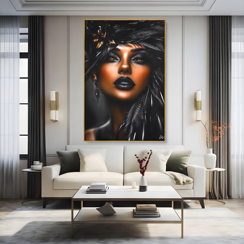 Tablou canvas cu tablou canvas cu portret artistic de femeie, in rama de aluminiu auriu, pe perete intr-un living